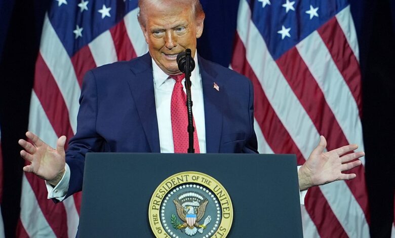 أعلن البيت الأبيض أن الرئيس الأميركي دونالد ترامب يدرس خيار شراء غرينلاند، مع تأكيد تفضيل المسار الدبلوماسي وعدم استبعاد أي خيار آخر إذا اعتُبر الأمر مرتبطا بالأمن القومي. أعلن البيت الأبيض أن الرئيس الأميركي دونالد ترامب يدرس خيار شراء غرينلاند. في ظل تصاعد الجدل حول مستقبل غرينلاند، أكد البيت الأبيض أن الرئيس الأميركي دونالد ترامب يدرس مع فريقه خيارات الاستحواذ على الإقليم، فيما شدد وزير الخارجية الأميركي ماركو روبيو على أولوية المسار الدبلوماسي، من دون استبعاد أي خيار إذا اعتُبر الأمر مسألة أمن قومي البيت الأبيض: خيار الشراء قيد البحث أفاد البيت الأبيض الأربعاء بأن ترامب يبحث بشكل فاعل، بالتعاون مع فريقه للأمن القومي، خيار شراء غرينلاند من الدنمارك، في إطار مراجعة جارية للخيارات المتاحة. وقالت المتحدثة باسم البيت الأبيض كارولاين ليفيت، في إحاطة صحافية، إن الرئيس وفريقه يدرسون حاليا صفقة محتملة للاستحواذ على الإقليم الدنماركي المتمتع بحكم ذاتي. الأمن القومي في صلب الطرح وأوضحت ليفيت أن ترامب يرى أن الاستحواذ على غرينلاند يصب في مصلحة الأمن القومي للولايات المتحدة، ولا سيما في ما يتعلق بمنطقة القطب الشمالي. وأضافت أن الرئيس الأميركي يعتبر أن هذه الخطوة تساهم في ردع ما وصفته بالعدوان الروسي والصيني في المنطقة، وهو ما يفسر بحث فريقه في خيار الشراء. الدبلوماسية مع بقاء الخيارات مفتوحة وعند سؤالها عن سبب عدم استبعاد العمل العسكري ضد دولة عضو في حلف شمال الأطلسي، قالت ليفيت إن جميع الخيارات تبقى دائما مطروحة أمام الرئيس ترامب. لكنها شددت في المقابل على أن الخيار الأول لدى الرئيس يبقى الدبلوماسية، مؤكدة أن الإدارة الأميركية تفضل الحلول السياسية متى كانت ممكنة. ترامب يدرس "خيارات عدة" بينها "استخدام الجيش".. غرينلاند تعيد خلط الأوراق بين واشنطن وأوروبا تراجع أسعار النفط والأسهم العالمية بعد تصريحات ترامب بشأن فنزويلا وغرينلاند لماذا يقلق العلماء من احتمال ذوبان قبة برودهو الجليدية في غرينلاند مرة أخرى؟ روبيو: لا استبعاد لأي خيار في موازاة ذلك، قال وزير الخارجية الأميركي ماركو روبيو إنه يعتزم الاجتماع مع مسؤولين دنماركيين الأسبوع المقبل لبحث ملف غرينلاند، وذلك بعد طلب عاجل تقدمت به كل من غرينلاند والدنمارك. وردا على سؤال بشأن استبعاد التدخل العسكري، قال روبيو إن أي رئيس أميركي يحتفظ بخيار استخدام القوة إذا جرى تحديد تهديد للأمن القومي للولايات المتحدة، مضيفا أن هذا الخيار يبقى قائما من حيث المبدأ. إلا أنه شدد في الوقت نفسه على أن الدبلوماسية هي المسار الذي تفضله الإدارة الأميركية، مؤكدا أن واشنطن تسعى إلى معالجة هذا الملف بوسائل سياسية. وصل وزير الخارجية ماركو روبيو إلى مبنى الكابيتول في واشنطن لحضور جلسة إحاطة سرية مع أعضاء مجلس الشيوخ حول الوضع في فنزويلا، يوم الأربعاء 7 يناير 2026. وصل وزير الخارجية ماركو روبيو إلى مبنى الكابيتول في واشنطن لحضور جلسة إحاطة سرية مع أعضاء مجلس الشيوخ حول الوضع في فنزويلا وتأتي هذه المواقف في ظل تصاعد القلق الأوروبي من تصريحات صدرت عن مسؤولين مقربين من ترامب ألمحوا إلى إمكان استخدام القوة للاستحواذ على غرينلاند، ما دفع قادة أوروبيين إلى الاصطفاف إلى جانب الدنمارك وغرينلاند، والتأكيد أن الإقليم يعود لشعبه. وكانت الدنمارك قد حذرت من أن أي محاولة للسيطرة على غرينلاند بالقوة من قبل دولة عضو في حلف شمال الأطلسي ستقوض أسس التحالف الغربي وأمن ما بعد الحرب العالمية الثانية. تحرك برلماني في كوبنهاغن، عقد البرلمان الدنماركي جلسة استثنائية الثلاثاء لبحث التطورات غير المسبوقة المرتبطة بغرينلاند، في ظل تصاعد التصريحات الأميركية واحتمالاتها. وقال وزير الخارجية الدنماركي لارس لوكه راسموسن إن بلاده تسعى إلى عقد اجتماع عاجل مع وزير الخارجية الأميركي ماركو روبيو، بمشاركة نظيرته من غرينلاند، بهدف تهدئة التوتر وإعادة النقاش إلى مساره الدبلوماسي. وأضاف راسموسن، أن "السجال الحاد يجب أن يُستبدل بحوار أكثر عقلانية"، مؤكدا أن الدنمارك ترغب في "إدخال بعض التوازن" على النقاش الدائر بشأن غرينلاند. وعقب الجلسة البرلمانية، قال راسموسن إن الولايات المتحدة تقدم صورة غير دقيقة لما يجري في غرينلاند، نافيا الادعاءات الأميركية بشأن وجود مكثف لسفن روسية وصينية أو استثمارات صينية واسعة داخل الإقليم. أعلن البيت الأبيض أن الرئيس الأميركي دونالد ترامب يدرس خيار شراء غرينلاند.