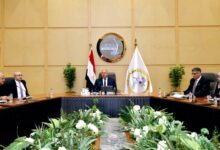 وزير الصناعة يجتمع بمحافظي الجيزة وبني سويف لبحث تطورات منطقتي أبو رواش وكوم أبو راضي