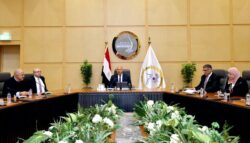 وزير الصناعة يجتمع بمحافظي الجيزة وبني سويف لبحث تطورات منطقتي أبو رواش وكوم أبو راضي