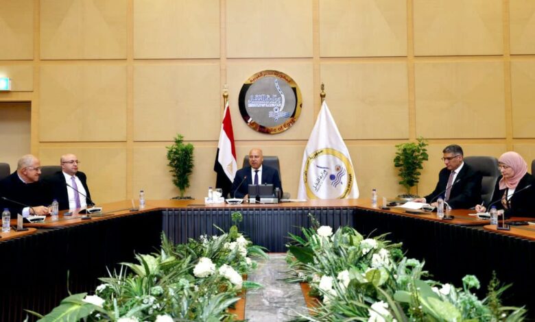 وزير الصناعة يجتمع بمحافظي الجيزة وبني سويف لبحث تطورات منطقتي أبو رواش وكوم أبو راضي