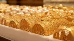 الذهب يتراجع عالمياً وسط حذر المستثمرين