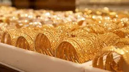 الذهب يتراجع عالمياً وسط حذر المستثمرين