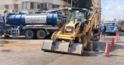 كسر مفاجئ بماسورة مياه رئيسية في الدقي يتسبب في غرق شوارع وتعطل الحركة