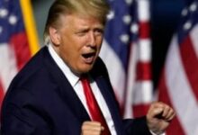 ترامب: فنزويلا وافقت على بدء الشركات الأمريكية في عمليات تصفية النفط. ترامب: فنزويلا وافقت على بدء الشركات الأمريكية في عمليات تصفية النفط. أكد الرئيس الأمريكي دونالد ترامب أن فنزويلا سوف تحصل على عوائد جيدة من النفط بعد إعادة الإنتاج، مشيرا إلى أن فنزويلا وافقت على بدء الشركات الأمريكية فورا في عمليات تصفية النفط.. مشيرا إلى أنه سيبيع للصين وروسيا "كل النفط الذي تحتاجانه"؛ في الوقت الذي تسيطر فيه إدارته على مبيعات النفط الفنزويلية. وقال الرئيس ترامب - خلال اجتماعه مع أكثر من 12 مسئولا تنفيذيا في قطاع الطاقة الأمريكي إن الشركات الأمريكية يمكنها إحياء صناعة النفط في فنزويلا، معلنا أن موارد النفط ستوزع على فنزويلا والولايات المتحدة والشركات الأمريكية. وأشار إلى أن الولايات المتحدة لديها صلاحيات إبرام اتفاقيات تخص النفط الفنزويلي.. وقال إن الخطة تقضي بأن تنفق شركات النفط الأمريكية ما لا يقل عن 100 مليار دولار من أموالها الخاصة، وليس من أموال الحكومة؛ لتنشيط البنية التحتية النفطية في فنزويلا وضخ المزيد من النفط في نهاية المطاف. ولفت إلى أن الشركات لا تحتاج إلى تمويل فيدرالي أمريكي، لكنها "تحتاج إلى حماية الحكومة وأمنها"؛ لكي تتمكن من العمل بأمان في البلاد. وأردف: إن فنزويلا وافقت على أن الولايات المتحدة؛ "ستبدأ على الفور في تكرير وبيع ما يصل إلى 50 مليون برميل من النفط الخام الفنزويلي، والذي سيستمر إلى أجل غير مسمى". وأضاف ترامب أنه سيقرر - شخصيا - أي شركات النفط يُسمح لها بدخول فنزويلا بموجب خطط إدارته لإعادة بناء البنية التحتية للطاقة في البلاد. وأشار إلى أن فنزويلا ستنتج أكثر من نصف النفط العالمي.. وقال "نعمل مع الفنزويليين بشكل جيد وهم يحترموننا الآن". وتابع: إن قادة دول عديدة أثنوا على ما فعلناه في فنزويلا، التي كانت تتجه الى طريق سيىء.. ورؤساء أمريكا السابقون لم يفعلوا شيئا". وأكد ترامب، انفتاحه على الأعمال التجارية.. وقال: "يمكن للصين أن تشتري كل النفط الذي تريده منا، سواء هناك أو في الولايات المتحدة، ويمكن لروسيا أن تحصل على كل النفط الذي تحتاجه منا". إلى ذلك، أشار ترامب إلى أنه لا يعتقد أن موجة ثانية من الهجمات ستكون ضرورية في فنزويلا، لكنه قال إن هناك "أسطولا" متمركزا قبالة الساحل في حالة تغير الظروف. ترامب: كبرى شركات النفط العالمية ستصل البيت الأبيض ظهر اليوم لمناقشة النفط الفنزويليقال الرئيس الأمريكي دونالد ترامب ، اليوم الجمعة ، إن أكبر شركات النفط في العالم ستحضر إلى البيت الأبيض بعد ظهر اليوم لمناقشة النفط الفنزويلي. وكتب ترامب ، على منصته للتواصل الإجتماعي (تروث سوشيال) ، : "أكبر شركات النفط في العالم ستأتي إلى البيت الأبيض في الساعة 2:30 بعد الظهر ، والجميع يريد أن يكون هناك". وأعرب ترامب عن أسفه من عدم اكتمال قاعة الاحتفالات حتى الآن، لأنها كانت لتكون مكتظة لو اكتملت. وتابع "نعتذر لشركات النفط التي لا نستطيع استقبالها اليوم، لكن وزير الطاقة كريس رايت ووزير الداخلية دوج بيرجوم سيجتمعون بهم خلال الأسبوع المقبل. الجميع على اتصال يومي. سيكون اجتماع اليوم مخصصاً بشكل حصري تقريباً لمناقشة النفط الفنزويلي، وعلاقتنا طويلة الأمد مع فنزويلا وأمنها وشعبها". وأضاف "سيكون العامل الكبير جدا في هذا الأمر هو خفض أسعار النفط للشعب الأمريكي. بالإضافة إلى ذلك، وربما الأهم من ذلك كله، سيكون وقف تدفق المخدرات والمجرمين إلى الولايات المتحدة الأمريكية". ترامب: فنزويلا وافقت على بدء الشركات الأمريكية في عمليات تصفية النفط.