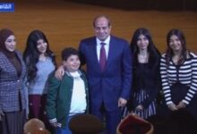 الرئيس السيسي يلتقط صورة تذكارية مع أسرة الشهيد رامي هلال في احتفالية عيد الشرطة