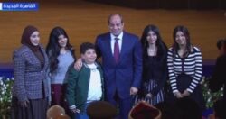 الرئيس السيسي يلتقط صورة تذكارية مع أسرة الشهيد رامي هلال في احتفالية عيد الشرطة