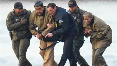 الرئيس الفنزويلي مادورو يصف نفسه بـ أسير حرب أثناء مغادرته قاعة المحكمة في نيويورك.