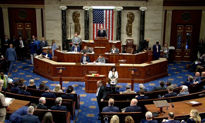 نواب ديمقراطيون في الكونغرس يدينون تصرفات ترامب "غير القانونية" في فنزويلا. ويتهمونه بالكذب وتضليل المشرعين حول خطط تغيير النظام. نواب ديمقراطيون في الكونغرس يدينون تصرفات ترامب "غير القانونية" في فنزويلا. نواب ديمقراطيون يتهمون إدارة ترامب بالكذب: اتهم أعضاء ديمقراطيون بارزون في الكونغرس الأميركي مسؤولين كبار في إدارة الرئيس دونالد ترامب، بما فيهم وزير الخارجية ووزير الدفاع، بتقديم معلومات مضللة للكونغرس. أكد النواب أن الإدارة نفت مراراً نيتها السعي لتغيير النظام أو شن غزو بري في فنزويلا خلال جلسات الإحاطة، مما جعلهم يشعرون بأنهم "تم الكذب عليهم". تكتل المشرعين السود يصف العملية بـ "غير القانونية": شن تكتل المشرعين السود في الكونغرس هجوماً عنيفاً على ترامب، واصفين عملية اعتقال مادورو بأنها "إساءة استخدام خطيرة وغير قانونية للسلطة". وحذر التكتل من أن نشر القوة العسكرية دون موافقة الكونغرس أو خطة واضحة يهدد بجر الولايات المتحدة إلى صراع غير محدد. تحذيرات من عواقب الإجراءات المتهورة: أعربت السيناتورة جين شاهين عن قلقها البالغ من عدم فهم كيفية استعداد الإدارة لتخفيف المخاطر بعد "التصعيد غير العادي" مشيرة إلى أن الإدارة قدمت "ثلاثة تفسيرات مختلفة ومتناقضة" لأفعالها. بينما صرح النائب دون باير بأن الإدارة "شنت حرباً غير مشروعة من أجل تغيير النظام ومن أجل النفط". ترامب يبرر عدم إطلاع الكونغرس بمخاوف التسريب: في المقابل، برر الرئيس ترامب عدم إطلاع الكونغرس بالكامل على خطط العملية العسكرية بسبب مخاوف من "تسريب المعلومات"، متهماً أعضاء في الكونغرس بالميل إلى هذا السلوك، مما يؤكد الانقسام الحاد داخل المؤسسات الأميركية حول شرعية هذا التدخل. ويعكس هذا الإدانة تصدعاً خطيراً في العلاقة بين السلطتين التنفيذية والتشريعية في الولايات المتحدة، ويثير تساؤلات جدية حول مدى قانونية العملية العسكرية بموجب الدستور الأميركي. اتهام الإدارة بالكذب حول نية "تغيير النظام من أجل النفط" يزيد من الضغط السياسي على ترامب، وقد يؤثر على قدرته على تمرير أي تشريعات أو تمويلات متعلقة بالمرحلة الانتقالية في فنزويلا. نواب ديمقراطيون في الكونغرس يدينون تصرفات ترامب "غير القانونية" في فنزويلا.