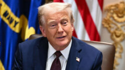 ترامب يدافع عن التدخل في فنزويلا ويؤكد: "عمل صائب" وسنعمل على استقرارها.