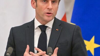 ماكرون يحذر واشنطن أوروبا سترد "بطريقة موحدة" على رفع ترامب للرسوم الجمركية