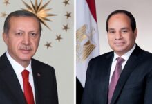 الرئيس التركي أردوغان يزور مصر خلال أيام للقاء السيسي وبحث تعزيز الشراكة الاستراتيجية الرئيس التركي أردوغان يزور مصر خلال أيام للقاء السيسي وبحث تعزيز الشراكة الإستراتيجية. زيارة مرتقبة للرئيس التركي: فقد كشفت مصادر مصرية رفيعة المستوى أن الرئيس التركي رجب طيب أردوغان سيزور مصر خلال الأيام القليلة القادمة. سيلتقي أردوغان نظيره الرئيس عبد الفتاح السيسي لبحث التطورات الإقليمية وتعزيز العلاقات الثنائية. ملفات التعاون الاستراتيجي والاجتماعات تشمل أجندة الزيارة بحث ملفات أمنية، سياسية، واقتصادية ذات اهتمام مشترك. ومن المتوقع أن تشهد الزيارة عقد اجتماع "مجلس التنسيق والتعاون الاستراتيجي" برئاسة رئيسي البلدين، تحضيراً لانعقاد الاجتماع الثاني للمجلس خلال الربع الأول من عام 2026. مناقشة القضايا الإقليمية الحساسة سيتم خلال المباحثات تناول أبرز القضايا الإقليمية الحساسة التي تهم البلدين، وفي مقدمتها: تطورات القضية الفلسطينية. الأوضاع في السودان. ملف الأزمة الليبية. تعزيز الشراكة الاقتصادية وأكدت وزارة الخارجية المصرية مؤخراً أهمية انعقاد اجتماع مجلس التعاون الاستراتيجي في دعم مسار الشراكة الثنائية، خاصة في المجالات الاقتصادية والتجارية والاستثمارية، بهدف تعظيم المصالح المشتركة للشعبين. تمثل هذه الزيارة خطوة نوعية ومتقدمة في مسار استعادة العلاقات بين مصر وتركيا بعد سنوات من التوتر. انعقاد مجلس التنسيق الاستراتيجي برئاسة الرئيسين يدل على التحول من مرحلة إعادة العلاقات الدبلوماسية إلى مرحلة الشراكة الاستراتيجية. هذا التقارب مهم لاستقرار المنطقة، حيث تتشارك الدولتان مصالح كبرى في ليبيا والغاز شرق المتوسط. الرئيس التركي أردوغان يزور مصر خلال أيام للقاء السيسي وبحث تعزيز الشراكة الإستراتيجية.