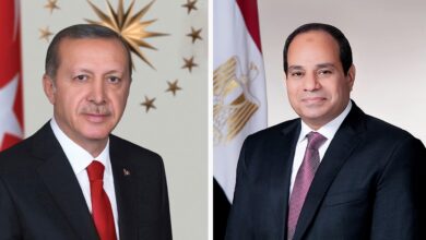 الرئيس التركي أردوغان يزور مصر خلال أيام للقاء السيسي وبحث تعزيز الشراكة الاستراتيجية الرئيس التركي أردوغان يزور مصر خلال أيام للقاء السيسي وبحث تعزيز الشراكة الإستراتيجية. زيارة مرتقبة للرئيس التركي: فقد كشفت مصادر مصرية رفيعة المستوى أن الرئيس التركي رجب طيب أردوغان سيزور مصر خلال الأيام القليلة القادمة. سيلتقي أردوغان نظيره الرئيس عبد الفتاح السيسي لبحث التطورات الإقليمية وتعزيز العلاقات الثنائية. ملفات التعاون الاستراتيجي والاجتماعات تشمل أجندة الزيارة بحث ملفات أمنية، سياسية، واقتصادية ذات اهتمام مشترك. ومن المتوقع أن تشهد الزيارة عقد اجتماع "مجلس التنسيق والتعاون الاستراتيجي" برئاسة رئيسي البلدين، تحضيراً لانعقاد الاجتماع الثاني للمجلس خلال الربع الأول من عام 2026. مناقشة القضايا الإقليمية الحساسة سيتم خلال المباحثات تناول أبرز القضايا الإقليمية الحساسة التي تهم البلدين، وفي مقدمتها: تطورات القضية الفلسطينية. الأوضاع في السودان. ملف الأزمة الليبية. تعزيز الشراكة الاقتصادية وأكدت وزارة الخارجية المصرية مؤخراً أهمية انعقاد اجتماع مجلس التعاون الاستراتيجي في دعم مسار الشراكة الثنائية، خاصة في المجالات الاقتصادية والتجارية والاستثمارية، بهدف تعظيم المصالح المشتركة للشعبين. تمثل هذه الزيارة خطوة نوعية ومتقدمة في مسار استعادة العلاقات بين مصر وتركيا بعد سنوات من التوتر. انعقاد مجلس التنسيق الاستراتيجي برئاسة الرئيسين يدل على التحول من مرحلة إعادة العلاقات الدبلوماسية إلى مرحلة الشراكة الاستراتيجية. هذا التقارب مهم لاستقرار المنطقة، حيث تتشارك الدولتان مصالح كبرى في ليبيا والغاز شرق المتوسط. الرئيس التركي أردوغان يزور مصر خلال أيام للقاء السيسي وبحث تعزيز الشراكة الإستراتيجية.
