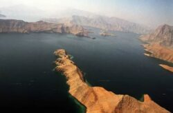 إيران وروسيا والصين تجري مناورات عسكرية مشتركة قرب مضيق هرمز