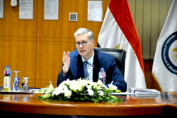 بدوي: يبحث تطوير منظومة الرعاية الصحية للعاملين بالقطاع