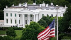 البيت الأبيض: تعليق نفط فنزويلا والسماح ببيعه على أن تذهب العائدات إلى حسابات أمريكية.