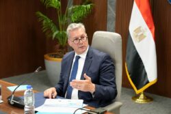 وزارة البترول تتابع حادث تصادم طريق حقول الصحراء الغربية