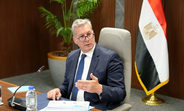 وزارة البترول تتابع حادث تصادم طريق حقول الصحراء الغربية