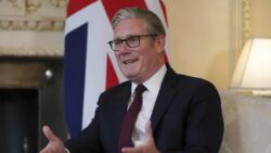 رئيس وزراء بريطانيا يؤكد: الدنمارك وجرينلاند وحدهما يحددان مستقبل الجزيرة.