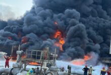 بغداد إندلع حريق ضخم في معمل لتكرير النفط بمنطقة الكرغولية جنوب العراق