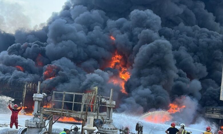 بغداد إندلع حريق ضخم في معمل لتكرير النفط بمنطقة الكرغولية جنوب العراق