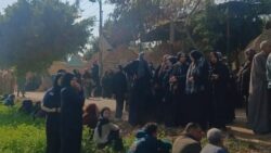 إنهيار الأم خلال تشييع جثامين الأشقاء الـ 5 ضحايا تسرب الغاز في بنها