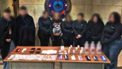 مداهمة ناد صحي بالنزهة وضبط سيدة و7 متهمين بتهمة ممارسة أعمال منافية للآداب