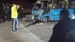 تصادم أتوبيس عمال مع نقل ثقيل بطريق سفاجا يصيب 14 شخصا