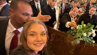 فتاة أوكرانية توثّق لحظة مُصافحة الرئيس السيسي بعبارات الفخر في قداس عيد الميلاد