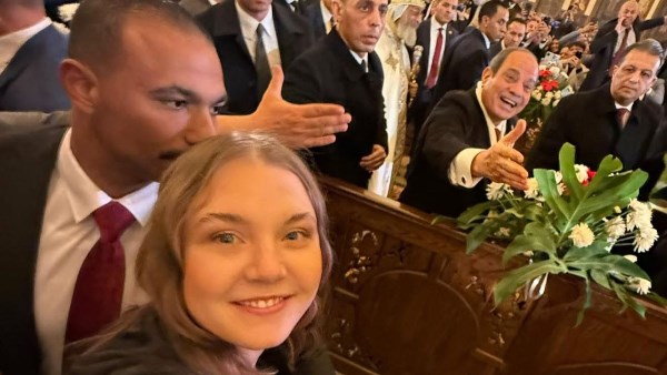 فتاة أوكرانية توثّق لحظة مُصافحة الرئيس السيسي بعبارات الفخر في قداس عيد الميلاد