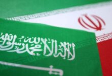 السعودية ترفض استخدام أراضيها أو مجالها الجوي في أي عمل عسكري أمريكي محتمل ضد إيران. السعودية ترفض استخدام أراضيها أو مجالها الجوي في أي عمل عسكري أمريكي محتمل ضد إيران. أفادت وكالة "فرانس برس" بأن السلطات السعودية أبلغت طهران مباشرة رفضها القاطع السماح باستخدام مجالها الجوي أو أراضيها في أي عمل عسكري أمريكي محتمل ضد إيران. تأكيد سعودي مباشر لطهران أكد مصدران مقربان من الحكومة السعودية للوكالة الفرنسية نقل هذه الرسالة إلى طهران، حيث قال مصدر مقرب من الجيش السعودي تحديداً: "السعودية أبلغت طهران مباشرة أنها لن تكون جزءاً من أي عمل عسكري محتمل ضدها. أراضينا وأجواؤنا لن تستخدم في ذلك". تحذير إيراني لترامب: تزامناً مع الموقف السعودي، نشر وزير الخارجية الإيراني عباس عراقجي تحذيراً عبر منصة "إكس"، حذر فيه الرئيس الأمريكي دونالد ترامب من محاولات إسرائيل لجر الولايات المتحدة إلى حرب بالنيابة عنها. اتهام إس-رائ-يلي: اتهم عراقجي إسرائيل صراحة بتزويد المحتجين في إيران بأسلحة نارية، وهو ما قال إنه سبب "سقوط مئات القتلى" في الشوارع. رسالة لترامب: ختم عراقجي منشوره بالقول: "يجب أن يعرف الرئيس ترامب الآن أين يتوجه لوقف إراقة الدماء". يمثل الرفض السعودي المباشر لمرور أي عمل عسكري أمريكي عبر أراضيها أو مجالها الجوي خطوة إستراتيجية تهدف إلى احتواء التوتر وتجنب تحويل المملكة إلى ساحة للرد الإيراني. هذا الموقف يقلل بشكل كبير من الخيارات اللوجستية الأمريكية للهجوم ويدعم جهود خفض التصعيد الإقليمي. السعودية ترفض استخدام أراضيها أو مجالها الجوي في أي عمل عسكري أمريكي محتمل ضد إيران.