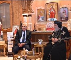 رئيس مجلس الشيوخ يزور "الكاتدرائية" ويهنىء البابا تواضروس بعيد الميلاد