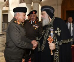 الفريق أول عبد المجيد صقر يهنئ البابا تواضروس الثاني بمناسبة عيد الميلاد المجيد