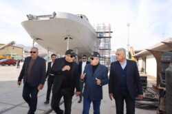 الفريق أسامه ربيع خلال جولته التفقدية بشركة ترسانة جنوب البحر الأحمر