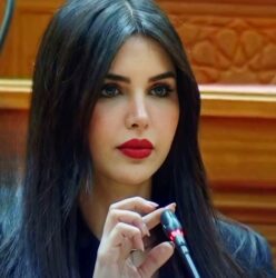 والد النائبة ريهام أبو الحسن يطمئن على حالتها الصحية ويؤكد استقرارها بعد حلف اليمين