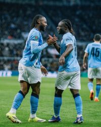 مانشستر سيتي يهزم نيوكاسل بثنائيه سيمينيو وريان شرقي في ذهاب نصف نهائي كاراباو كاب