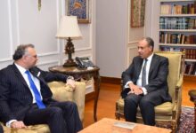 وزير الخارجية يستقبل كبير مستشاري الرئيس الأمريكي للشئون العربية والأفريقية. وزير الخارجية يستقبل كبير مستشاري الرئيس الأمريكي للشئون العربية والأفريقية. استقبل د. بدر عبد العاطي وزير الخارجية والهجرة وشئون المصريين في الخارج السيد "مسعد بولس" كبير مستشاري الرئيس الأمريكي للشئون العربية والأفريقية، حيث تناول اللقاء العلاقات الثنائية بين مصر والولايات المتحدة وعدداً من القضايا الإقليمية أبرزها التطورات في السودان والقرن الأفريقي وليبيا. وصرح السفير تميم خلاف، المتحدث الرسمي باسم وزارة الخارجية، أن اللقاء عكس تقديراً مشتركاً لعمق الشراكة الاستراتيجية التي تربط مصر والولايات المتحدة، مشيراً إلى أن العلاقات بين البلدين تمثل ركيزة جوهرية لترسيخ دعائم الأمن والاستقرار في الشرق الأوسط وأفريقيا. وأكد الوزير عبد العاطى والسيد بولس تطلعهما للارتقاء بالتعاون المشترك على مختلف الأصعدة السياسية والاقتصادية، وشددا على أهمية استمرار التنسيق والتشاور الوثيق حول الملفات الإقليمية محل الاهتمام المشترك. وثمن الوزير عبد العاطي الدور المحوري للرئيس الأمريكي دونالد ترامب في إنهاء الحروب وتسوية النزاعات على المستوى الدولي، خاصة دوره الحاسم في وقف إطلاق النار بقطاع غزة. من جانبه، أشاد السيد "مسعد بولس" بالدور الريادي والمحوري الذي تضطلع به مصر كركيزة للأمن والاستقرار في منطقتي الشرق الأوسط وأفريقيا، معرباً عن تقديره الكبير للجهود الدؤوبة والبناءة التي يبذلها فخامة الرئيس عبد الفتاح السيسي في دعم الأمن والاستقرار بالمنطقة، مؤكداً حرص الإدارة الأمريكية على تعزيز وتطوير الشراكة الاستراتيجية مع مصر في مختلف المجالات، ومواصلة التنسيق الوثيق بين البلدين لمواجهة التحديات المشتركة وتحقيق السلام والتنمية في القارة الأفريقية. تناول اللقاء الشراكة الاقتصادية بين مصر والولايات المتحدة، وما تشكله من ركن أساسي في العلاقات الاستراتيجية بين البلدين، حيث أكد الوزير عبد العاطى الاهتمام بتعزيز التعاون الاقتصادي والتجاري والاستثماري بين البلدين، والمضي قدماً في الترتيبات اللازمة لعقد النسخة الثانية من المنتدى الاقتصادي المصرى - الامريكى، بما يسهم في تعزيز التعاون المؤسسي بين مجتمعي الأعمال في البلدين، وفتح آفاق جديدة للاستثمارات الأمريكية في مصر. وعلي الصعيد الإقليمي، تناول اللقاء تطورات الأوضاع في السودان، حيث أكد الوزير عبد العاطي ثوابت الموقف المصري الداعم لوحدة واستقرار السودان ومؤسساته الوطنية، كما شدد على أهمية تضافر الجهود للتوصل إلى هدنة إنسانية ووقف لإطلاق النار بما يمهد الطريق لإطلاق عملية سياسية شاملة في البلاد، مؤكداً أهمية زيادة حجم المساعدات الإنسانية وتعزيز التنسيق مع منظمات الإغاثة والحكومة السودانية، مشدداً على استمرار مصر في تقديم الدعم الإنساني والإغاثي للأشقاء السودانيين. وشهد اللقاء نقاشاً حول الاجتماع الخامس للألية التشاورية لتعزيز وتنسيق جهود السلام في السودان الذى تستضيفه القاهرة والمقرر أن يشارك فيه مستشار الرئيس الأمريكي. وفيما يخص الأوضاع في القرن الأفريقي، أكد وزير الخارجية أن اعتراف إسرائيل بما يسمى "أرض الصومال" يعد مخالفاً للقانون الدولي، وينتهك سيادة ووحدة الأراضي الصومالية، ويقوض أسس الاستقرار في منطقة القرن الأفريقي، محذراً من خطورة التصعيد في زعزعة أمن واستقرار المنطقة والبحر الأحمر. وفيما يتعلق بالأوضاع في ليبيا، شدد الوزير عبد العاطي على موقف مصر الثابت الداعي إلى ضرورة الحفاظ على وحدة الدولة الليبية واستقرارها، ورفض أي تدخلات خارجية أو وجود عسكري أجنبي على أراضيها، مؤكداً أهمية التوصل إلى حل ليبي–ليبي شامل يحقق تطلعات الشعب الليبي ويحافظ على سيادته، مؤكداً ضرورة مواصلة جهود دفع المسار السياسي في ليبيا، بما يفضي إلى إجراء الانتخابات الرئاسية والبرلمانية بالتزامن في أقرب وقت، وخروج جميع القوات الأجنبية والمرتزقة من ليبيا تحقيقاً للاستقرار. وزير الخارجية يستقبل كبير مستشاري الرئيس الأمريكي للشئون العربية والأفريقية.