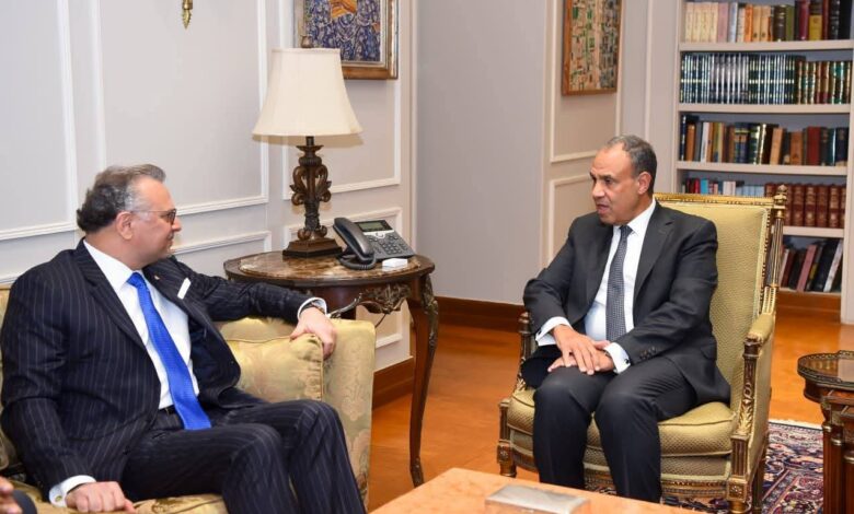 وزير الخارجية يستقبل كبير مستشاري الرئيس الأمريكي للشئون العربية والأفريقية. وزير الخارجية يستقبل كبير مستشاري الرئيس الأمريكي للشئون العربية والأفريقية. استقبل د. بدر عبد العاطي وزير الخارجية والهجرة وشئون المصريين في الخارج السيد "مسعد بولس" كبير مستشاري الرئيس الأمريكي للشئون العربية والأفريقية، حيث تناول اللقاء العلاقات الثنائية بين مصر والولايات المتحدة وعدداً من القضايا الإقليمية أبرزها التطورات في السودان والقرن الأفريقي وليبيا. وصرح السفير تميم خلاف، المتحدث الرسمي باسم وزارة الخارجية، أن اللقاء عكس تقديراً مشتركاً لعمق الشراكة الاستراتيجية التي تربط مصر والولايات المتحدة، مشيراً إلى أن العلاقات بين البلدين تمثل ركيزة جوهرية لترسيخ دعائم الأمن والاستقرار في الشرق الأوسط وأفريقيا. وأكد الوزير عبد العاطى والسيد بولس تطلعهما للارتقاء بالتعاون المشترك على مختلف الأصعدة السياسية والاقتصادية، وشددا على أهمية استمرار التنسيق والتشاور الوثيق حول الملفات الإقليمية محل الاهتمام المشترك. وثمن الوزير عبد العاطي الدور المحوري للرئيس الأمريكي دونالد ترامب في إنهاء الحروب وتسوية النزاعات على المستوى الدولي، خاصة دوره الحاسم في وقف إطلاق النار بقطاع غزة. من جانبه، أشاد السيد "مسعد بولس" بالدور الريادي والمحوري الذي تضطلع به مصر كركيزة للأمن والاستقرار في منطقتي الشرق الأوسط وأفريقيا، معرباً عن تقديره الكبير للجهود الدؤوبة والبناءة التي يبذلها فخامة الرئيس عبد الفتاح السيسي في دعم الأمن والاستقرار بالمنطقة، مؤكداً حرص الإدارة الأمريكية على تعزيز وتطوير الشراكة الاستراتيجية مع مصر في مختلف المجالات، ومواصلة التنسيق الوثيق بين البلدين لمواجهة التحديات المشتركة وتحقيق السلام والتنمية في القارة الأفريقية. تناول اللقاء الشراكة الاقتصادية بين مصر والولايات المتحدة، وما تشكله من ركن أساسي في العلاقات الاستراتيجية بين البلدين، حيث أكد الوزير عبد العاطى الاهتمام بتعزيز التعاون الاقتصادي والتجاري والاستثماري بين البلدين، والمضي قدماً في الترتيبات اللازمة لعقد النسخة الثانية من المنتدى الاقتصادي المصرى - الامريكى، بما يسهم في تعزيز التعاون المؤسسي بين مجتمعي الأعمال في البلدين، وفتح آفاق جديدة للاستثمارات الأمريكية في مصر. وعلي الصعيد الإقليمي، تناول اللقاء تطورات الأوضاع في السودان، حيث أكد الوزير عبد العاطي ثوابت الموقف المصري الداعم لوحدة واستقرار السودان ومؤسساته الوطنية، كما شدد على أهمية تضافر الجهود للتوصل إلى هدنة إنسانية ووقف لإطلاق النار بما يمهد الطريق لإطلاق عملية سياسية شاملة في البلاد، مؤكداً أهمية زيادة حجم المساعدات الإنسانية وتعزيز التنسيق مع منظمات الإغاثة والحكومة السودانية، مشدداً على استمرار مصر في تقديم الدعم الإنساني والإغاثي للأشقاء السودانيين. وشهد اللقاء نقاشاً حول الاجتماع الخامس للألية التشاورية لتعزيز وتنسيق جهود السلام في السودان الذى تستضيفه القاهرة والمقرر أن يشارك فيه مستشار الرئيس الأمريكي. وفيما يخص الأوضاع في القرن الأفريقي، أكد وزير الخارجية أن اعتراف إسرائيل بما يسمى "أرض الصومال" يعد مخالفاً للقانون الدولي، وينتهك سيادة ووحدة الأراضي الصومالية، ويقوض أسس الاستقرار في منطقة القرن الأفريقي، محذراً من خطورة التصعيد في زعزعة أمن واستقرار المنطقة والبحر الأحمر. وفيما يتعلق بالأوضاع في ليبيا، شدد الوزير عبد العاطي على موقف مصر الثابت الداعي إلى ضرورة الحفاظ على وحدة الدولة الليبية واستقرارها، ورفض أي تدخلات خارجية أو وجود عسكري أجنبي على أراضيها، مؤكداً أهمية التوصل إلى حل ليبي–ليبي شامل يحقق تطلعات الشعب الليبي ويحافظ على سيادته، مؤكداً ضرورة مواصلة جهود دفع المسار السياسي في ليبيا، بما يفضي إلى إجراء الانتخابات الرئاسية والبرلمانية بالتزامن في أقرب وقت، وخروج جميع القوات الأجنبية والمرتزقة من ليبيا تحقيقاً للاستقرار. وزير الخارجية يستقبل كبير مستشاري الرئيس الأمريكي للشئون العربية والأفريقية.