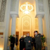 الرئيس السيسي يؤدي صلاة الفجر بمسجد العزيز الحكيم بمنطقة المقطم، إيذانًا بافتتاح المسجد.