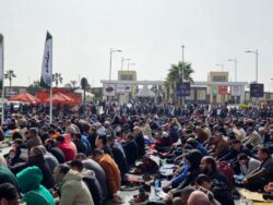 زوار معرض القاهرة للكتاب يؤدون صلاة الجمعة أمام صالات العرض