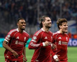 «محمد صلاح» يقود الهجوم في تشكيل ليفربول الرسمي أمام بورنموث بالدوري الانجليزي