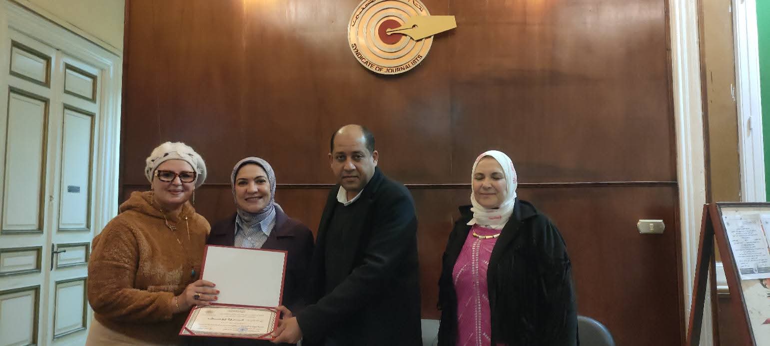 نقابة الصحفيين بالإسكندرية تكرم الدكتورة مروة يوسف مدير بنك الدم