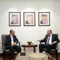 وزير الخارجية يبحث العلاقات الثنائية والتطورات الإقليمية مع نظيره الأردني في عمّان.