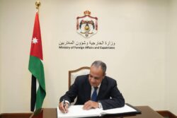 وزير الخارجية يبحث العلاقات الثنائية والتطورات الإقليمية مع نظيره الأردني في عمّان.