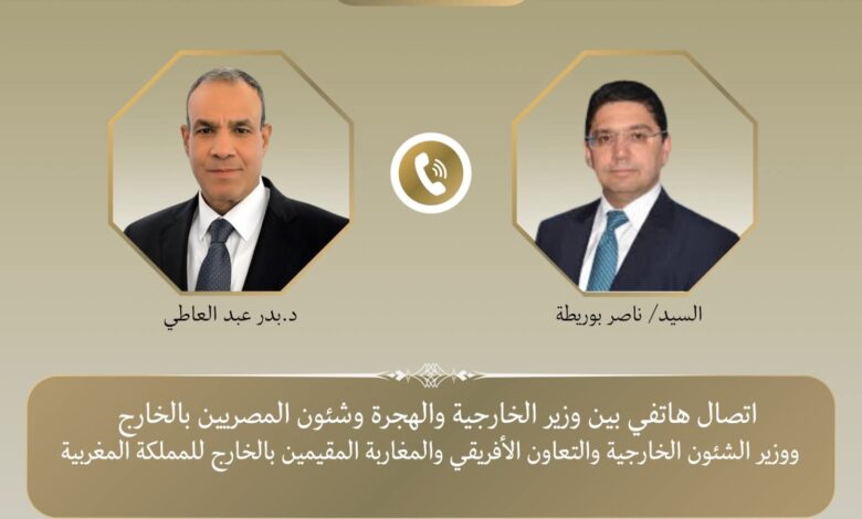 وزيرا الخارجية المصرى والمغربي يؤكدان عمق العلاقات المصرية - المغربية. وزيرا الخارجية المصرى والمغربي يؤكدان عمق العلاقات المصرية - المغربية. جرى اتصال هاتفي بين د. بدر عبد العاطي وزير الخارجية والهجرة وشئون المصريين بالخارج، والسيد ناصر بوريطة وزير الشؤون الخارجية والتعاون الإفريقي والمغاربة المقيمين بالخارج بالمملكة المغربية الشقيقة، يوم الثلاثاء ٢٧ يناير، في إطار التشاور والتنسيق الدوري بين البلدين الشقيقين. أكد الوزيران على عمق العلاقات الثنائية بين مصر والمغرب وما تشهده من تطور فى مختلف المجالات السياسية والاقتصادية والتجارية، وهو ما ينعكس في قوة العلاقات التاريخية بين البلدين، وقد أكد الوزيران الحرص المشترك على مواصلة الارتقاء بمسارات الشراكة في مختلف المجالات السياسية والاقتصادية والاستثمارية، بما يحقق المصالح المشتركة للبلدين الشقيقين. كما جرى بحث الاستعدادات الجارية لعقد اللجنة العليا المشتركة بحضور رئيسى وزراء البلدين خلال الفترة المقبلة، بما يسهم في دفع مسار التعاون المشترك وتحقيق مصالح البلدين الشقيقين. شهد الاتصال تبادل الوزيرين الرؤى إزاء عدد من القضايا الإقليمية والدولية ذات الاهتمام المشترك، مؤكدين أهمية مواصلة التنسيق والتشاور وتكثيف الاتصالات خلال المرحلة المقبلة، بما يسهم في دعم الأمن والاستقرار الإقليمي وتعزيز العمل العربي والأفريقي المشترك للتعامل مع التحديات الراهنة وتحقيق المصالح المشتركة. وزيرا الخارجية المصرى والمغربي يؤكدان عمق العلاقات المصرية - المغربية.