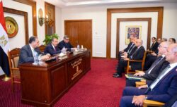 وزير الخارجية يجتمع مع قيادات الوزارة ويتابع سير العمل وتطوير الأداء المؤسسة. 