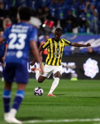 الاتحاد يتعادل إيجابياً مع الفتح في دوري روشن السعودي