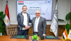 رئيس اقتصادية القناة يوقع عقد مصنع تركي لإنتاج ملصقات المنسوجات بالقنطرة غرب