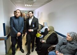 رئيس الوزراء يلتقي مرضى مستشفى أورام دار السلام ويطمئن على جودة الخدمات