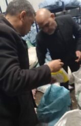 بيطري القليوبية ومباحث التموين يضبطان 14 طناً لحوم ودواجن غير صالحة للاستهلاك الآدمي بطوخ. 
بيطري القليوبية ومباحث التموين يضبطان 14 طناً لحوم ودواجن غير صالحة للاستهلاك الآدمي بطوخ.  
في إطار توجيهات معالي الوزير المهندس أيمن عطية، محافظ القليوبية، بتكثيف الرقابة على الأسواق وتنفيذ حملات مستمرة ومكثفة على أماكن بيع وتداول وحفظ اللحوم والدواجن والأسماك، حفاظاً على صحة وسلامة المواطنين، شنت مديرية الطب البيطري بالقليوبية، بالاشتراك مع الإدارة العامة لمباحث التموين، حملة تفتيشية موسعة بدائرة مركز طوخ.
وجاءت الحملة تحت إشراف الدكتور هاني شمس الدين، وكيل وزارة الطب البيطري بالقليوبية، وبمشاركة الدكتور عفيفي إبراهيم، مدير إدارة المجازر وتفتيش اللحوم بمديرية الطب البيطري، وبالتعاون مع الإدارة العامة لمباحث التموين.
وأسفرت أعمال الحملة عن ضبط لحوم وكبدة مجهولة المصدر، ودواجن ورومي غير صالحة للاستهلاك الآدمي، ولحوم مذبوحة خارج المجازر، بإجمالي وزن بلغ 14 طناً، تمثل خطورة على الصحة العامة.
وتم اتخاذ كافة الإجراءات القانونية حيال المضبوطات، والتحفظ عليها، وإحالة الوقائع إلى النيابة العامة لاتخاذ ما يلزم من قرارات.
وأكد محافظ القليوبية على استمرار وتكثيف الحملات الرقابية على الأسواق بجميع مراكز ومدن المحافظة، وعدم التهاون مع أي مخالفات تمس صحة المواطنين، مشدداً على تطبيق القانون بكل حزم حفاظاً على سلامة الغذاء المتداول بالأسواق. 

بيطري القليوبية ومباحث التموين يضبطان 14 طناً لحوم ودواجن غير صالحة للاستهلاك الآدمي بطوخ. 