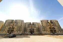 وزير الإسكان يتفقد المشروعات السكنية ومستشفى مدينة حدائق أكتوبر 